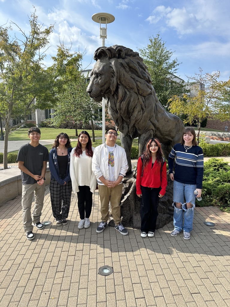 Students standing in front of the MSSU lion statue. 